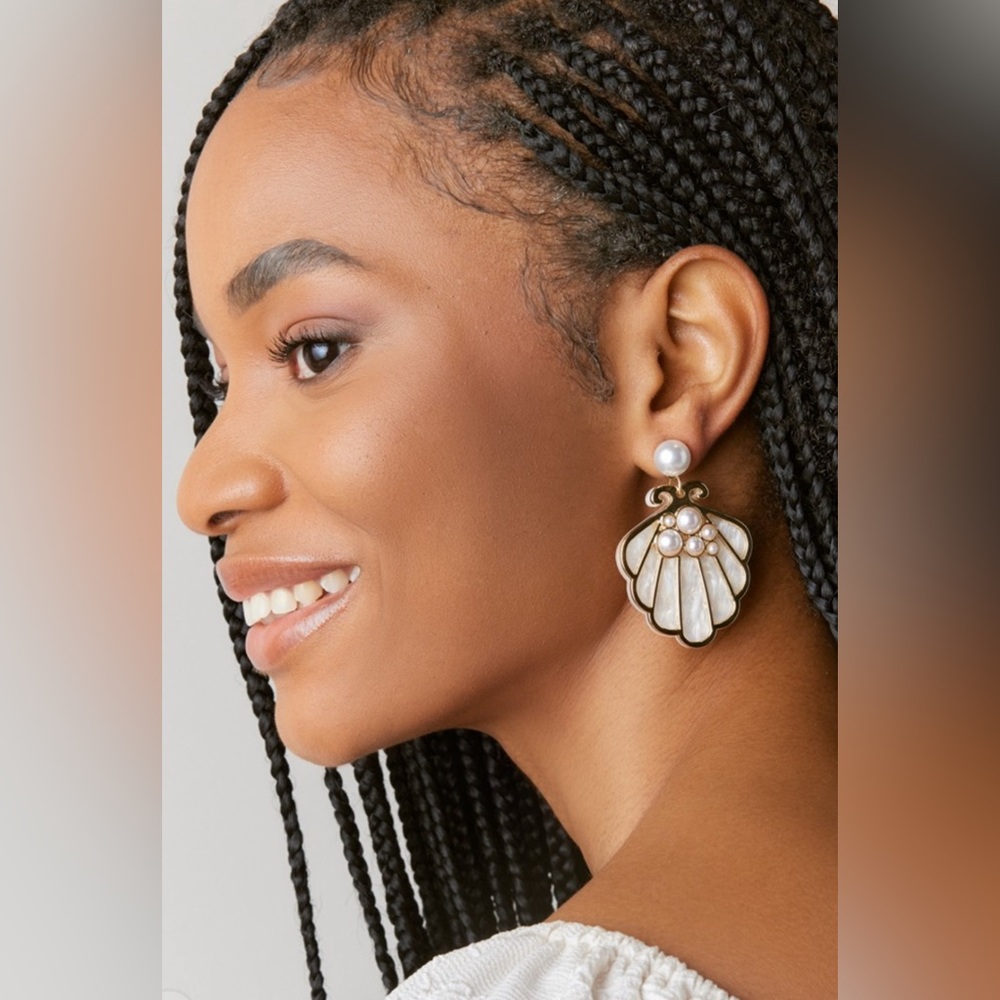New Francesca’s Diane Resin Shell Chandelier Earrings With Pearl Accent